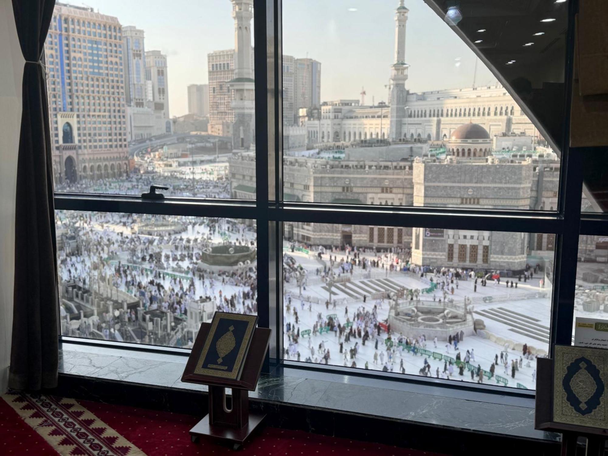 Al Safwah Hotel First Tower 1 メッカ エクステリア 写真 View of the Grand Mosque of Mecca from the Abraj Al Bait Towers