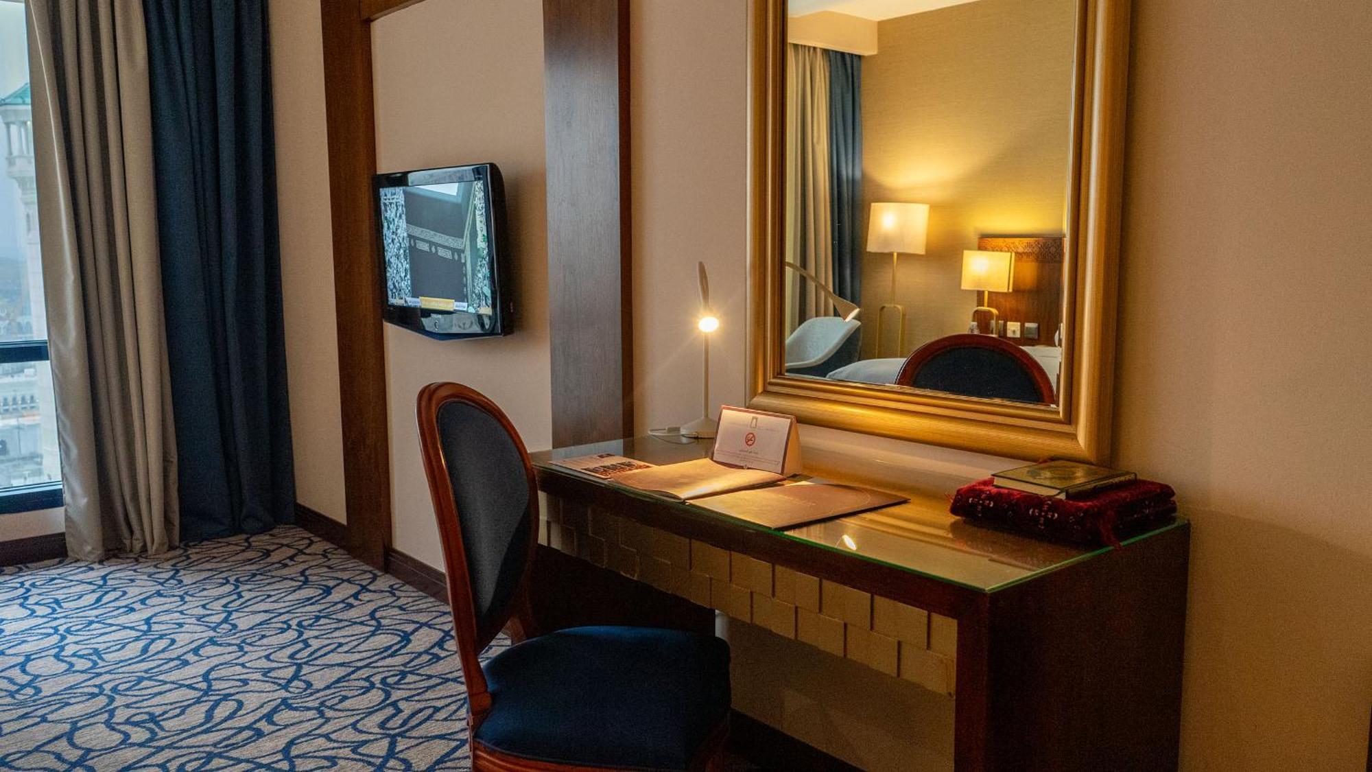 Al Safwah Hotel First Tower 1 メッカ エクステリア 写真 A dressing table in a hotel room