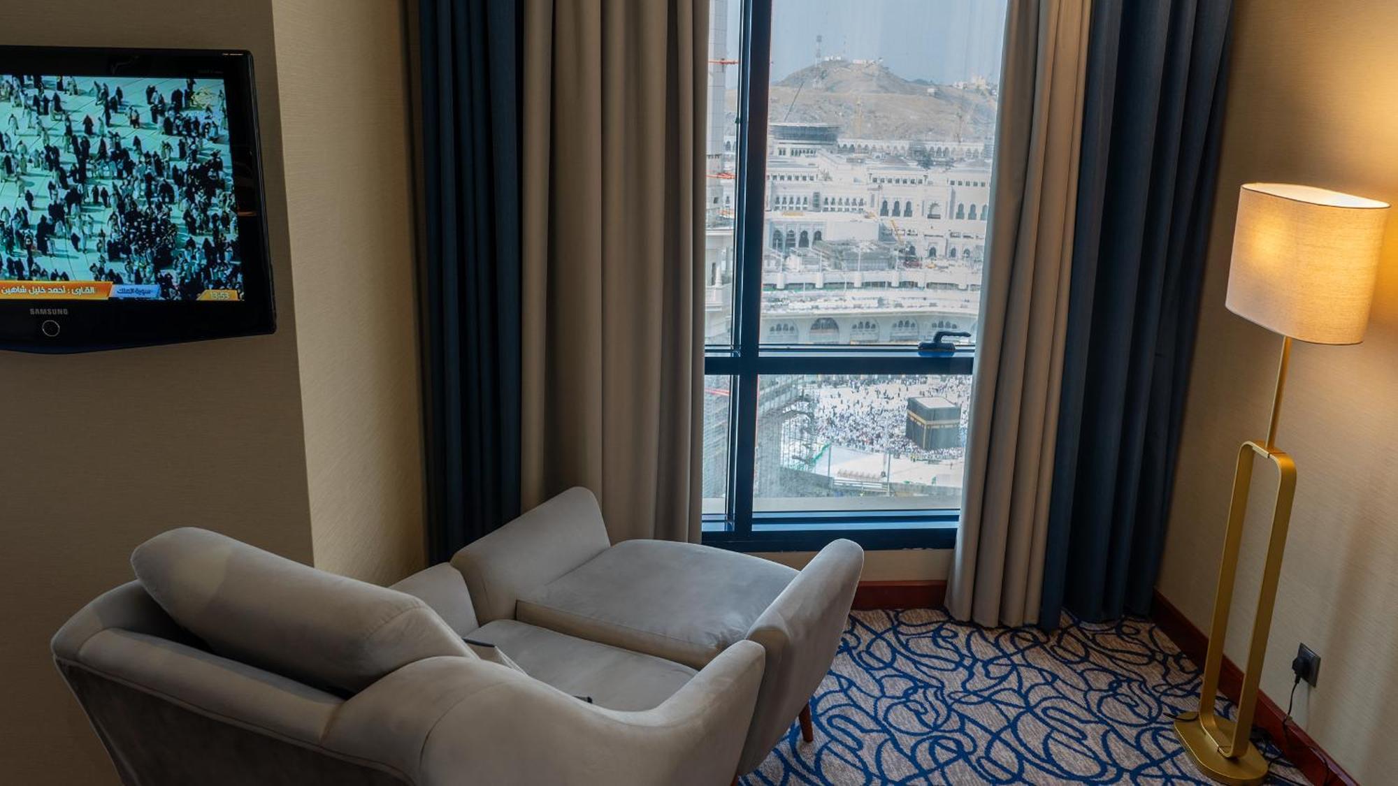 Al Safwah Hotel First Tower 1 メッカ エクステリア 写真 A view of the Grand Mosque from a hotel room