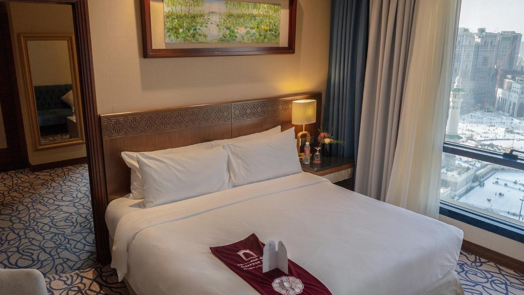 Al Safwah Hotel First Tower 1 メッカ エクステリア 写真 A bed in a hotel room